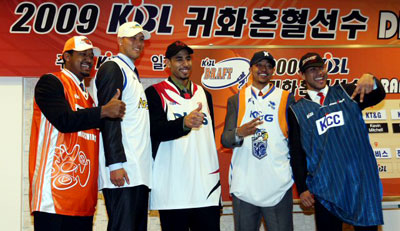 2일 서울교육회관에서 열린 프로농구 2009 귀화 혼혈 선수 드래프트에서 선발된 선수들이 기념촬영을 하고 있다. 왼쪽부터 KTF 크리스 밴, 삼성 에릭 산드린, LG 그렉 스티븐슨, KT&G 케빈 미첼, KCC 토니 애킨스. 혼혈 선수 드래프트는 프로농구 창단 이 후 처음이다. 