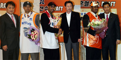 2일 서울교육회관에서 열린 프로농구 2009 귀화 혼혈 선수 드래프트에서 각팀에 지명된 선수들과 감독들이 기념촬영을 하고 있다. (왼쪽부터) KT&G 이상범 감독대행-케빈 미첼, LG 강을준 감독-그렉 스티븐슨, KTF 추일승 감독-크리스 밴. 