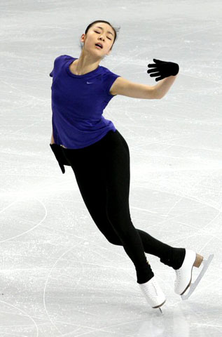 2009 국제빙상경기연맹(ISU) 4대륙 피겨선수권대회에 참가한 '피겨퀸' 김연아가 3일 오전 밴쿠버 퍼시픽 콜리세움에서 열린 공식연습에서 가볍게 몸을 풀고 있다. 