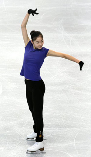 2009 국제빙상경기연맹(ISU) 4대륙 피겨선수권대회에 참가한 '피겨퀸' 김연아가 3일 오전 밴쿠버 퍼시픽 콜리세움에서 열린 공식연습에서 가볍게 몸을 풀고 있다. 