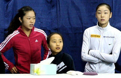 2009 국제빙상경기연맹(ISU) 4대륙 피겨선수권대회에 참가한 김연아와 김현정,김나영 등이 3일 오전 경기장인 밴쿠버 퍼시픽 콜리세움에서 공식 연습을 시작을 하기에 앞서 대화를 나누고 있다. 