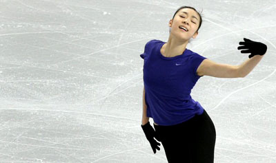 2009 국제빙상경기연맹(ISU) 4대륙 피겨선수권대회에 참가한 '피겨퀸' 김연아가 3일 오전 밴쿠버 퍼시픽 콜리세움에서 열린 공식연습에서 가볍게 몸을 풀고 있다. 