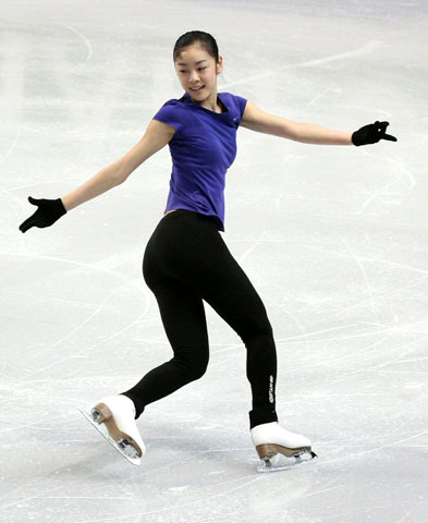 2009 국제빙상경기연맹(ISU) 4대륙 피겨선수권대회에 참가한 '피겨퀸' 김연아가 3일 오전 밴쿠버 퍼시픽 콜리세움에서 열린 공식연습에서 가볍게 몸을 풀고 있다. 