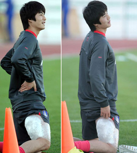 바레인과 평가전을 앞두고 3일 아랍에미리트연합(UAE) 두바이 알 막툼 스타디움에서 열린 축구대표팀 훈련에서 오른쪽 허벅지 뒷근육 부상을 당한 기성용이 얼음찜질하고 있다. 