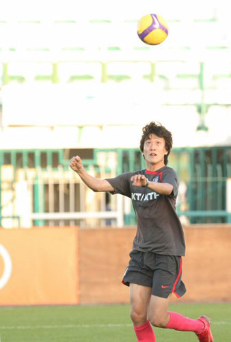  바레인과 평가전을 앞두고 3일 아랍에미리트연합(UAE) 두바이 알 막툼 스타디움에서 열린 축구대표팀 훈련에서 발목부상에서 회복한 이청용이 팀훈련에 참가해 헤딩하고 있다. 