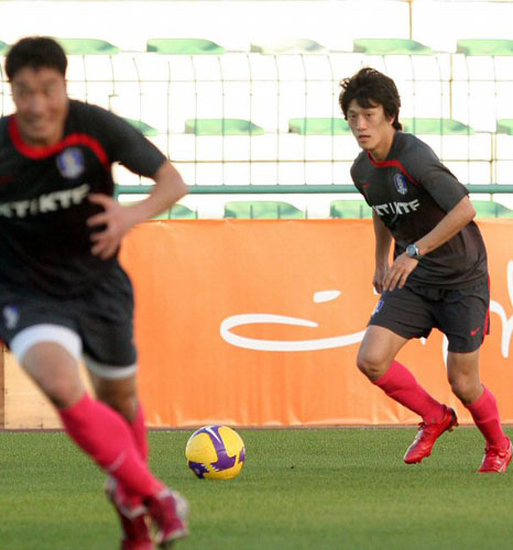 바레인과 평가전을 앞두고 3일 아랍에미리트연합(UAE) 두바이 알 막툼 스타디움에서 열린 축구대표팀 훈련에서 발목부상에서 회복한 이청용이 팀훈련에 참가해 크로스하고 있다. 