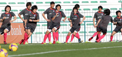 바레인과 평가전을 앞두고 3일 아랍에미리트연합(UAE) 두바이 알 막툼 스타디움에서 열린 축구대표팀 훈련에서 선수들이 힘차게 달려가고 있다. 