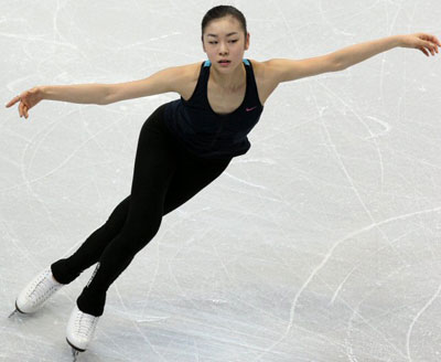4일 오전 캐나다 밴쿠버 퍼시픽 콜리세움에서 열린 2009 국제빙상경기연맹(ISU) 4대륙 피겨선수권대회 공식 연습, 김연아가 우아한 연기를 펼치고 있다. 
