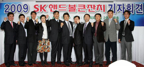 4일 서울 올림픽파크텔에서 열린 ‘2009 핸드볼큰잔치 기자회견’에 참석한 각 팀 감독들이 선전을 다짐하며 파이팅을 외치고 있다.(사진 왼쪽부터 이재영 대구광역시청 감독, 김갑수 부산광역시설관리공단 감독, 백상서 한국체육대학교 감독, 임오경 서울시청 감독, 박영대 HC경남코로사 감독, 이상섭 두산 감독, 이승재 인천광역시도시개발공사 감독, 김태훈 충남도청 감독, 김종순 원광대학교 감독, 최태섭 성균관대학교 감독, 김현철 한국체육대학교 감독.)
 