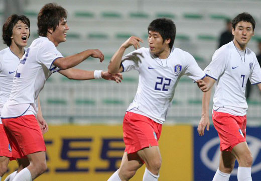 이란과 아시아월드컵예선전을 앞두고 4일 아랍에미리트연합(UAE) 두바이 알 막툼 스타디움에서 열린 한국-바레인 친선경기에서 이근호가 동점골을 터뜨린 뒤 김동진 등과 함께 기뻐하고 있다. 양팀은 이날 경기에서 2 대 2로 승부를 가리지 못했다. 