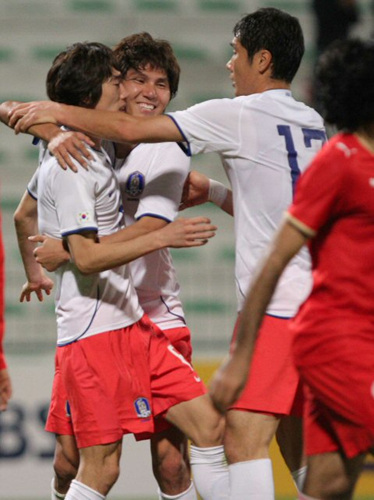 이란과 아시아월드컵예선전을 앞두고 4일 아랍에미리트연합(UAE) 두바이 알 막툼 스타디움에서 열린 한국-바레인 친선경기에서 김정우(왼쪽)가 헤딩동점골을 떠뜨린 뒤 김동진(가운데), 정성훈과 환호하고 있다. 