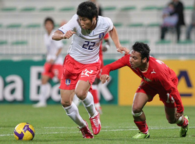 이란과 아시아월드컵예선전을 앞두고 4일 아랍에미리트연합(UAE) 두바이 알 막툼 스타디움에서 열린 한국-바레인 친선경기에서 이근호가 바레인 자말 라흐만을 따돌리고 있다.
 