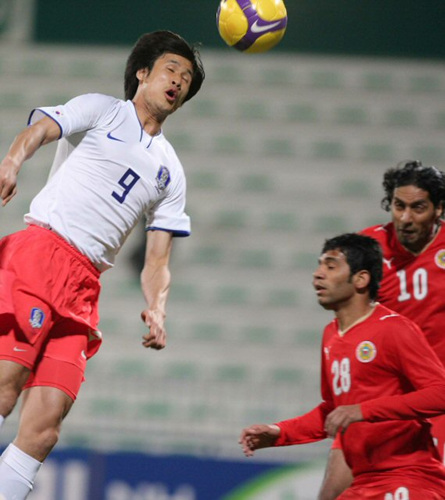 이란과 아시아월드컵예선전을 앞두고 4일 아랍에미리트연합(UAE) 두바이 알 막툼 스타디움에서 열린 한국-바레인 친선경기에서 정조국이 바레인 수비에 앞서 헤딩슛을 날리고 있다. 