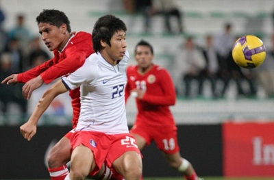 이란과 아시아월드컵예선전을 앞두고 4일 아랍에미리트연합(UAE) 두바이 알 막툼 스타디움에서 열린 한국-바레인 친선경기에서 이근호가 바레인 파오지 아이셔와 거친 몸싸움을 벌이고 있다. 