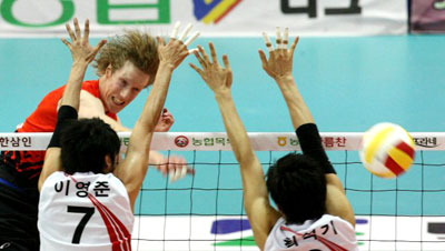 5일 수원실내체육관에서 벌어진 배구 V리그 LIG손해보험과 KEPCO45의 경기에서 LIG손보 카이(뒤)가 KEPCO45 이영준, 최석기의 블로킹을 앞에 두고 스파이크를 날리고 있다. 