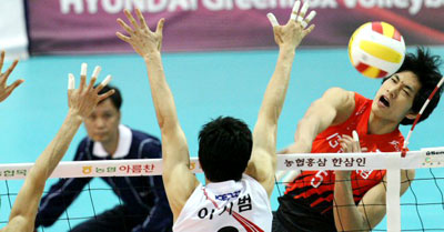 5일 수원실내체육관에서 벌어진 배구 V리그 LIG손해보험과 KEPCO45의 경기에서 LIG손보 김요한(오른쪽)이 KEPCO45 이기범의 블로킹을 앞에 두고 스파이크를 날리고 있다. 