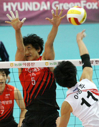 5일 수원실내체육관에서 벌어진 배구 V리그 LIG손해보험과 KEPCO45의 경기에서 LIG손보 김요한(뒤)이 KEPCO45 이병주의 스파이크를 블로킹하고 있다. 