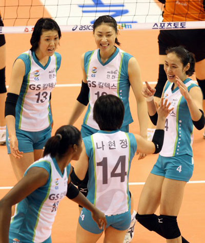 5일 대전 충무체육관에서 벌어진 2008-2009 프로배구 V리그 여자부 KT&G-GS칼텍스 경기에서 KT&G 마리안이 GS칼텍스 선수들이 공격 성공 뒤 환하게 웃고 있다. 