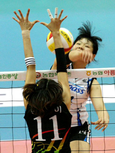 5일 수원실내체육관에서 벌어진 여자 배구 V리그 도로공사와 현대건설의 경기에서 도로공사 이보람(뒤)의 스파이크를 현대건설 한유미가 블로킹하고 있다. 