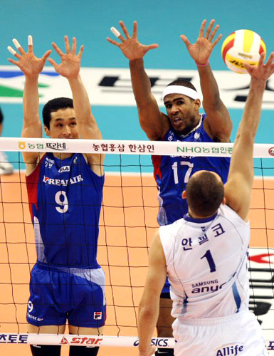 5일 대전 충무체육관에서 열린 2008-2009 프로배구 V리그 남자부 5라운드 대한항공-삼성화재 경기에서 대한항공 이동현, 칼라가 삼성화재 안젤코의 스파이크 공격을 블로킹 하고 있다. 