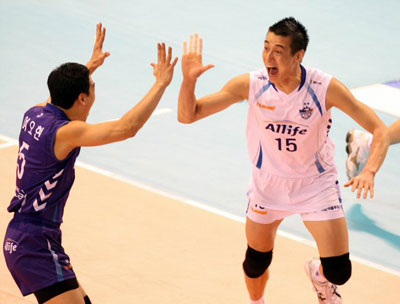 5일 대전 충무체육관에서 열린 2008-2009 프로배구 V리그 남자부 5라운드 삼성화재-대한항공 경기에서 삼성화재 이형두가 공격 성공 뒤 동료인 여오현과 하이파이브를 하고 있다. 
