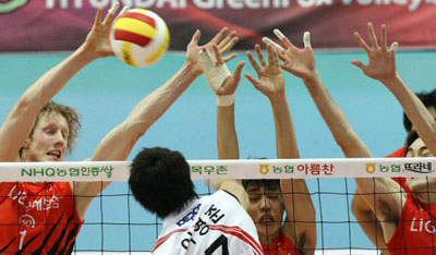 5일 수원실내체육관에서 벌어진 배구 V리그 LIG손해보험과 KEPCO45의 경기에서 LIG손보 이경수, 안의재, 카이(오른쪽부터)가 KEPCO45 이영준의 스파이크를 블로킹하고 있다. 