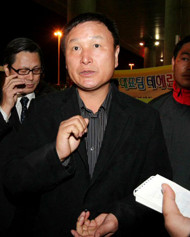 2010남아공월드컵아시아예선 이란전을 앞두고 6일(한국시간) 새벽 이란 테헤란 국제공항에 도착한 허정무 감독이 기자들의 질문에 답하고 있다. 