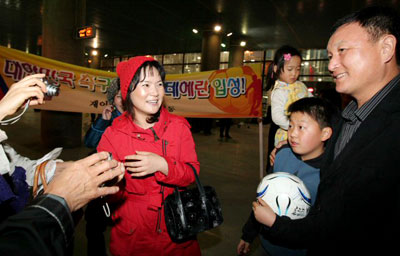 2010남아공월드컵아시아예선 이란전을 앞두고 6일(한국시간) 새벽 이란 테헤란 국제공항에서 마중나온 교민들이 허정무 감독과 기념사진을 찍으며 환영하고 있다. 