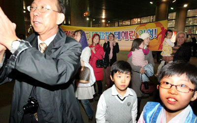 2010남아공월드컵아시아예선 이란전을 앞두고 6일(한국시간) 새벽 이란 테헤란 국제공항에서 교민들이 축구대표팀의 도착을 환영하고 있다.
 
