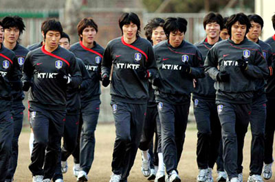  2010남아공월드컵아시아예선 이란전을 앞두고 6일 테헤란 라아한스타디움 보조구장에서 축구대표팀 선수들이 러닝으로 이란에서 첫훈련을 시작하고 있다. 