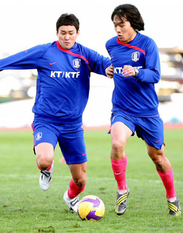 9일 이란 테헤란 아자디 스타디움에서 열린 축구 대표팀의 2010년 남아프리카공화국월드컵 아시아 최종예선 이란과의 경기에 대비한 현지 적응 훈련 중 박주영(오른쪽)이 이정수를 피해 돌파를 시도하고 있다. 
