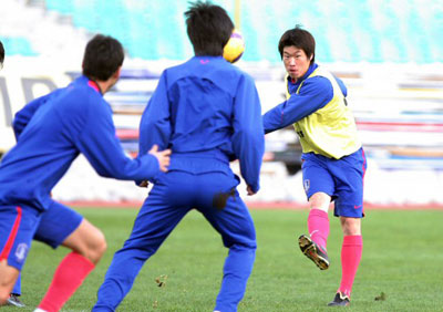 9일 이란 테헤란 아자디 스타디움에서 열린 축구 대표팀의 2010년 남아프리카공화국월드컵 아시아 최종예선 이란과의 경기에 대비한 현지 적응 훈련 중 박지성이 패스를 시도하고 있다. 