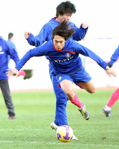 9일 이란 테헤란 아자디 스타디움에서 열린 축구 대표팀의 2010년 남아프리카공화국월드컵 아시아 최종예선 이란과의 경기에 대비한 현지 적응 훈련 중 박주영이 김치곤과 충돌하고 있다. 