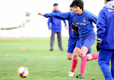  9일 이란 테헤란 아자디 스타디움에서 열린 축구 대표팀의 2010년 남아프리카공화국월드컵 아시아 최종예선 이란과의 경기에 대비한 현지 적응 훈련 중 기성용이 이정수를 돌파하고 있다. 
