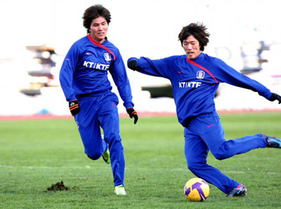  9일 이란 테헤란 아자디 스타디움에서 열린 축구 대표팀의 2010년 남아프리카공화국월드컵 아시아 최종예선 이란과의 경기에 대비한 현지 적응 훈련 중 김정우(오른쪽)가 김동진의 수비를 피해 드리블을 하고 있다. 