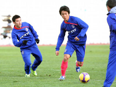  9일 이란 테헤란 아자디 스타디움에서 열린 축구 대표팀의 2010년 남아프리카공화국월드컵 아시아 최종예선 이란과의 경기에 대비한 현지 적응 훈련 중 허정무 감독이 지켜보는 가운데 오범석(가운데)이 드리블하고 있다. 