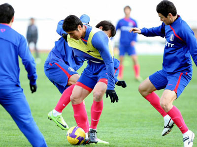  9일 이란 테헤란 아자디 스타디움에서 열린 축구 대표팀의 2010년 남아프리카공화국월드컵 아시아 최종예선 이란과의 경기에 대비한 현지 적응 훈련 중 정성훈(가운데)이 이정수(오른쪽), 한태유와 볼다툼을 벌이고 있다. 