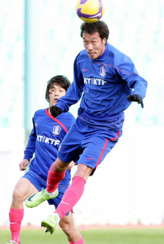 9일 이란 테헤란 아자디 스타디움에서 열린 축구 대표팀의 2010년 남아프리카공화국월드컵 아시아 최종예선 이란과의 경기에 대비한 현지 적응 훈련 중 한태유가 헤딩슛을 하고 있다. 