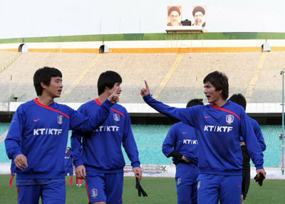  9일 이란 테헤란 아자디 스타디움에서 열린 축구 대표팀의 2010년 남아프리카공화국월드컵 아시아 최종예선 이란과의 경기에 대비한 현지 적응 훈련, 러시아 사마라FC에서 활약하고 있는 오범석(왼쪽)이 같은 리그 소속 제니트 김동진에게 러시아어 사투리를 쓴다며 농담을 하고 있다. 
