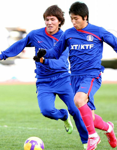 9일 이란 테헤란 아자디 스타디움에서 열린 축구 대표팀의 2010년 남아프리카공화국월드컵 아시아 최종예선 이란과의 경기에 대비한 현지 적응 훈련 중 이근호(오른쪽)가 김동진을 피해 돌파를 시도하고 있다. 