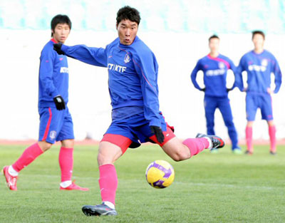 9일 이란 테헤란 아자디 스타디움에서 열린 축구 대표팀의 2010년 남아프리카공화국월드컵 아시아 최종예선 이란과의 경기에 대비한 현지 적응 훈련 중 정성훈이 슛을 시도하고 있다. 