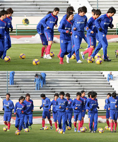 9일 이란 테헤란 아자디 스타디움에서 열린 축구 대표팀의 2010년 남아프리카공화국월드컵 아시아 최종예선 이란과의 경기에 대비한 현지 적응 훈련 중 선수들이 가볍게 몸을 풀고 있다. 