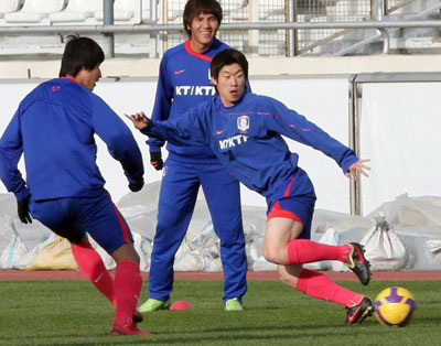 9일 이란 테헤란 아자디 스타디움에서 열린 축구 대표팀의 2010년 남아프리카공화국월드컵 아시아 최종예선 이란과의 경기에 대비한 현지 적응 훈련 중 박지성이 팀 동료들과 볼다툼을 벌이고 있다. 