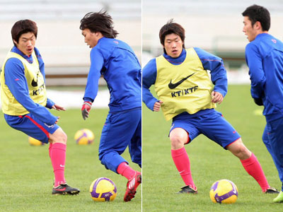 9일 이란 테헤란 아자디 스타디움에서 열린 축구 대표팀의 2010년 남아프리카공화국월드컵 아시아 최종예선 이란과의 경기에 대비한 현지 적응 훈련 중 박지성이 김치우(사진 왼쪽), 최효진을 수비하고 있다. 