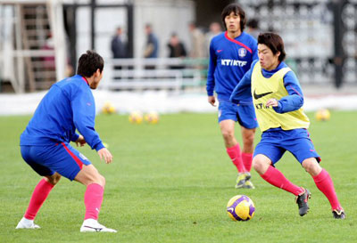 9일 이란 테헤란 아자디 스타디움에서 열린 축구 대표팀의 2010년 남아프리카공화국월드컵 아시아 최종예선 이란과의 경기에 대비한 현지 적응 훈련 중 박지성이 이정수(왼쪽)의 수비를 뚫으려 하고 있다. 