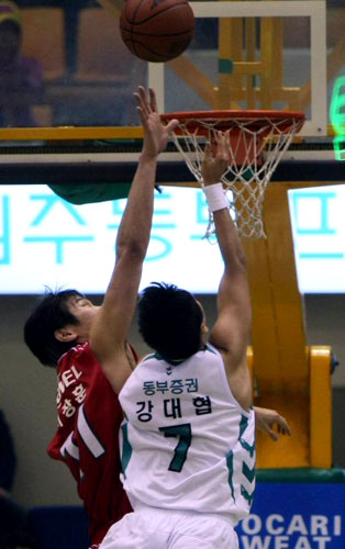 10일 오후 원주치악체육관에서 열린 프로농구 원주 동부와 인천 전자랜드 경기에서 전자랜드 서장훈(왼쪽)이 동부 강대협의 슛을 블로킹하고 있다. 