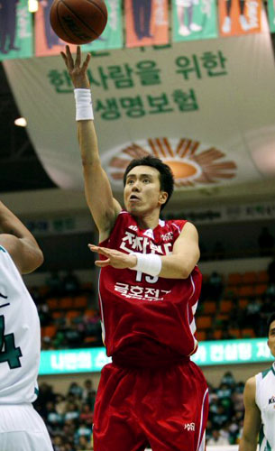 10일 오후 원주치악체육관에서 열린 프로농구 원주 동부와 인천 전자랜드 경기에서 전자랜드 김성철이 수비를 피해 슛을 하고 있다. 