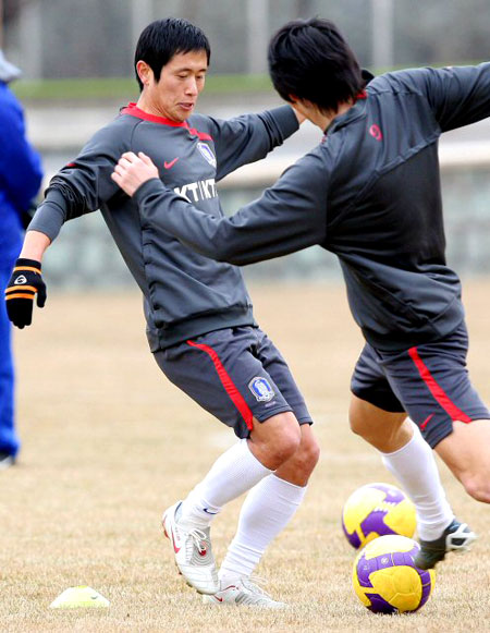 2010년 남아공월드컵 아시아예선 이란전을 앞두고 10일 테헤란 이란축구대표팀 트레이닝센터에서 열린 대표팀 훈련에 합류한 이영표가 강민수와 공을 다투고 있다. 