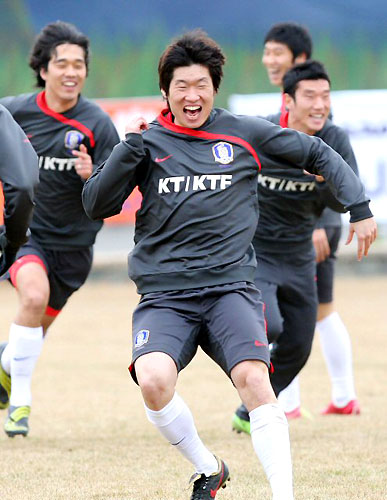 2010년 남아공월드컵 아시아예선 이란전을 하루 앞둔 10일 테헤란 이란축구대표팀 트레이닝센터에서 박지성, 박주영, 이근호, 최효진이 고깔을 차지하기 위해 달려가며 즐거워하고 있다. 
