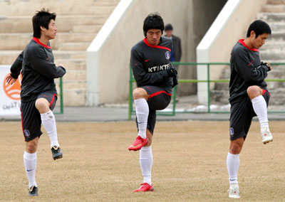2010년 남아공월드컵 아시아예선 이란전을 앞두고 10일 테헤란 이란축구대표팀 트레이닝센터에서 열린 대표팀 훈련에서 박지성(왼쪽부터), 하대성, 이영표가 함께 몸을 풀고 있다. 
